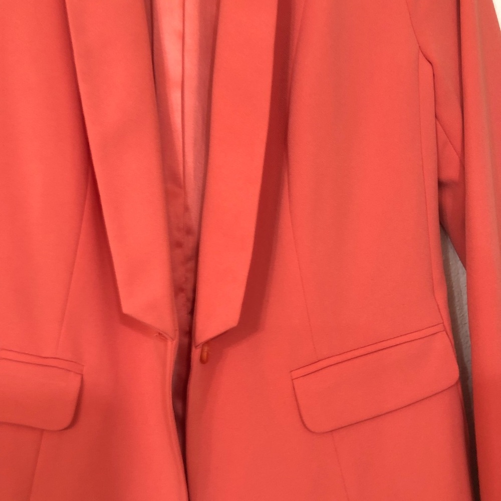 Guess coral silk look single button modern streamlined slim blazer. Size 6 - Picture 2 of 14